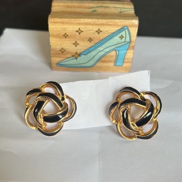 Vintage Interconnect Black Gold Tone  Enamel Classy Clip-on Earrings - Picture 2 of 5